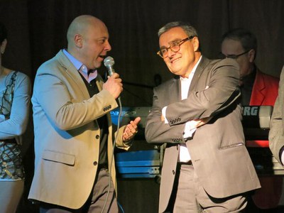 L'alcalde Ros i el president de l'AV de Llívia, Juan José Díaz, a la nova sala polivalent El Casient.