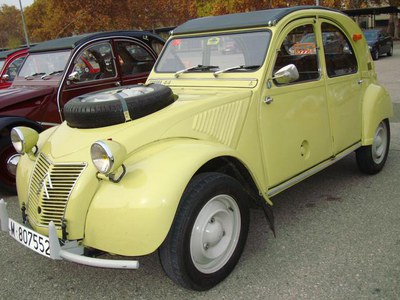 La mostra de cotxes, camions i motos organitzada en el marc de salons Lleidantic i Lleida Retro inclou vehicles mai exhibits a Lleida.