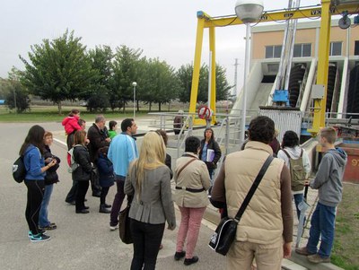 La visita a la depuradora ha donat a conèixer quin és el recorregut que fa l’aigua des que surt de casa fins que s’aboca al riu.