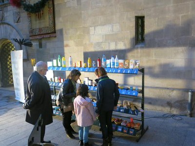 El taller simula un supermercat amb més de 95 productes, en el qual els compradors han de fer una tria de productes segons el seu criteri quan se li ….