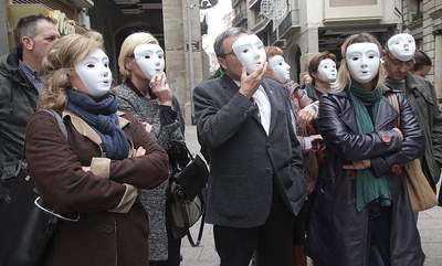 Els assistents a l'acte simbòlic s'hi han sumat amb una màscara de color blanc..