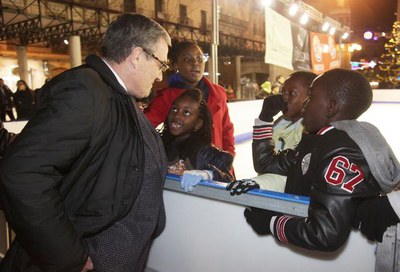 El paer en cap, saludant els nens i nenes que han estrenat enguany la Pista de Gel.