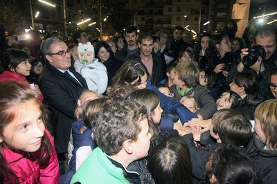 L'encesa de llums s'ha iniciat a la plaça Ricard Viñes que ha comptat també amb l’actuació de la Coral Infantil Shalom.
