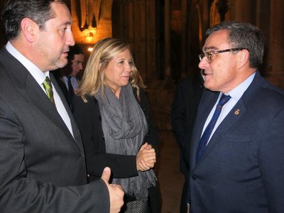 L'alcalde Ros ha saludat la vicepresidenta Ortega i el conseller Pelegrí al claustre de la Seu en acabar la gala de Funde.