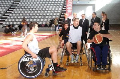 La iniciativa, que compta amb el suport i col·laboració d’entitats com Aspid, Aspros i l'ONCE, pretén sensibilitzar la ciutadania sobre les dificulta….