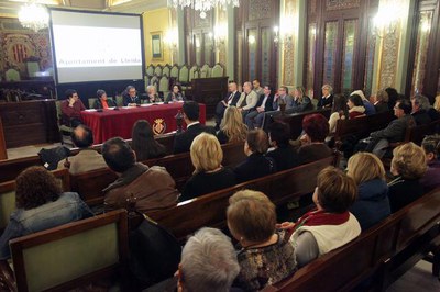 El Saló de Sessions s'ha omplert de gom a gom per acollir l'acte de recepció als voluntaris.