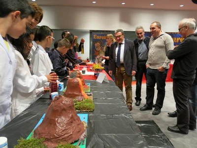 L’alcalde Ros ha format part del jurat del primer concurs d’experiments del Club Banyetes.