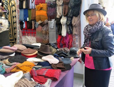 La tinent d'alcalde ha visitat aquest matí el Mercat de Nadal de Pi i Margall.