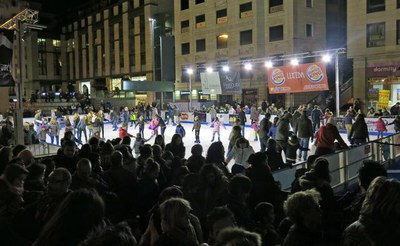 La pista de gel estarà oberta a la plaça de Sant Joan fins a finals de gener.