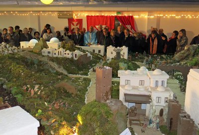 L’alcalde Ros ha assistit a l’obertura del tradicional pessebre de la parròquia de la Mercè, que ocupa 90 m2 i està format per unes 900 peces.