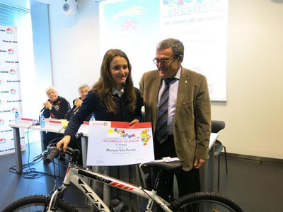 Mariona Vila, del Col·legi Lestonnac, guanyadora del 10è concurs de dibuix del saló infantil i juvenil.
