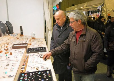 Al Mercat d’Artesans “Fira de Sant Esteve” s’hi poden comprar productes artesans de diferents gremis com el de la ceràmica, el vidre, la plata, la fu….
