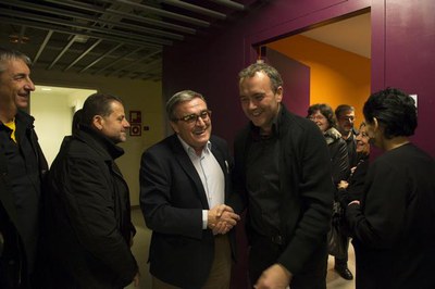 L'alcalde de Lleida, felicitant el director de l'Orfeó Lleidatà després de l'actuació a la Llotja.