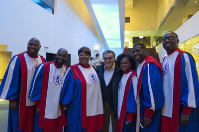 L'alcalde Ros ha saludat els membres del Mississippi Mass Choir a la Llotja.