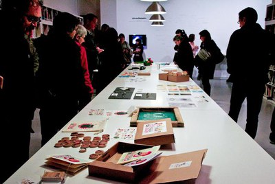 Onze artistes mostren al Centre d’Art La Panera productes de marxandatge i souvenirs de la ciutat de Lleida.