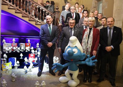 D'esquerra a dreta, el tinent d'alcalde Rafael Peris, el paer en cap Àngel Ros,  la presidenta d'IMPS i filla de Peyo, Véronique Culliford i el cap d….