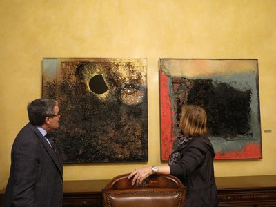 L'alcalde de Lleida, Àngel Ros, acompanyat de la tinenta d'alcalde i regidora de Cultura, Montse Parra, s'ha interessat per les tasques d'embalatge d….