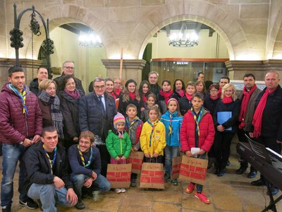 L’Agrupament Escolta i Guia Lo Manaix han portat la llum fins a Lleida, en un acte que ha inclòs una cantada de nadales a càrrec de la coral de l’Ass….