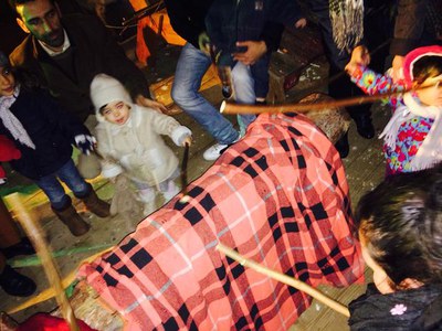 Els menuts del barri del Centre Històric han fet cagar el tió, organitzat per l’associació de veïns al Pati Obert, al carrer Cavallers.