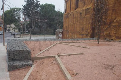 A la vegada, s’ha enjardinat la zona amb la plantació de nou arbrat i la construcció d’escossells que s'utilitzen com a bancs.