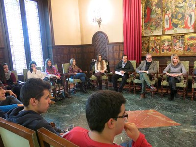 El responsable de Projecció Exterior, Fèlix Larrosa, conversant amb els guanyadors de la Gimcana Destí Europa 2014.