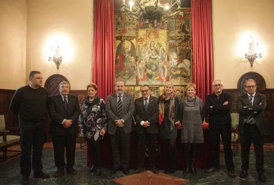 Foto dels integrants del Pacte per l'ocupació al Saló de Sessions, coincidint amb el balanç de 2014..