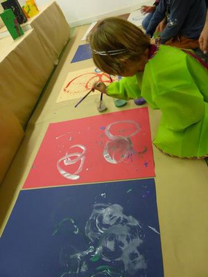 El Museu Morera ha fet tallers familiars amb un gran èxit de participació sobre la pintura abstracta de l’artista Lluís Trepat, obra que actualment e….