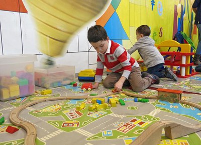 La Xarxa Municipal de Ludoteques planteja l'estand de la Paeria a Cucalòcum perquè els infants puguin aprendre i gaudir amb jocs i tallers.