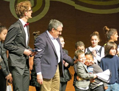 L’alcalde , Àngel Ros, amb els infants del Club Banyetes en l'enregistrament de la Gala de Cap d'Any.