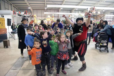 Una catorzena de carrosses i unes 600 persones participen activament en la cavalcada de Reis de Lleida.