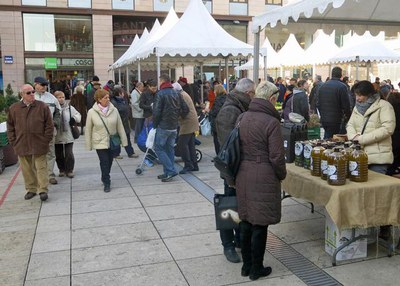 El primer Mercat de l’Hort a Taula del 2015 coincideix amb festiu d’obertura comercial autoritzada i comparteix espai amb la pista de gel a la plaça ….