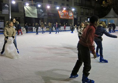 La pista de gel, a la plaça de Sant Joan, estarà oberta fins al diumenge 18 de gener.