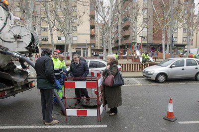 La campanya Fem Dissabte al teu barri inclou la neteja de col·lectors de clavegueram, escomeses i embornals, entre altres actuacions.