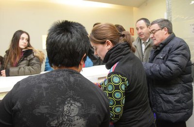 L'oficina ha establert torns per agilitzar la gestió de les targes, que es fan al moment..