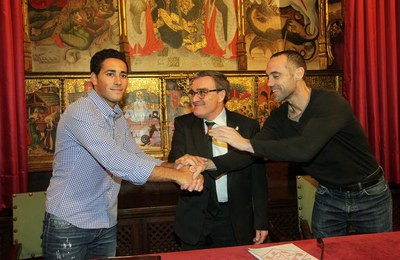L’alcalde de Lleida, Àngel Ros, ha signat el conveni de col·laboració i patrocini de l’Ajuntament de Lleida amb l’esportista, al qual ja s’hi van sum….