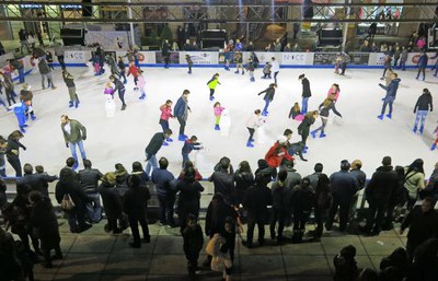 Des de fa tres anys l’empresa N-Ice Skating, SLU instal·la aquest equipament a la plaça de Sant Joan oferint diversió i oci als lleidatans i als visi….