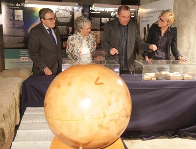 L’alcalde Àngel Ros, acompanyat de la filla del científic, Maria Elena Oró, el dia que es va inaugurar la mostra.