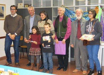 Els guanyadors del concurs de dibuix ràpid han rebut un obsequi de la Llar de Persones Sordes de Lleida.