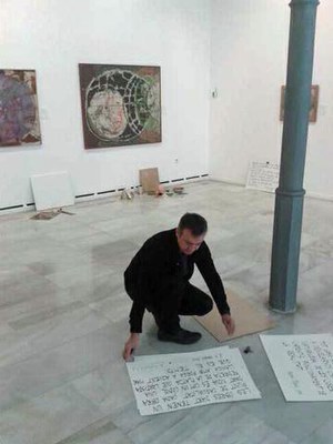 El pintor Jordi Jové, preparant l'atrezzo per a la visita d'aquest migdia al Museu d'Art Jaume Morera.