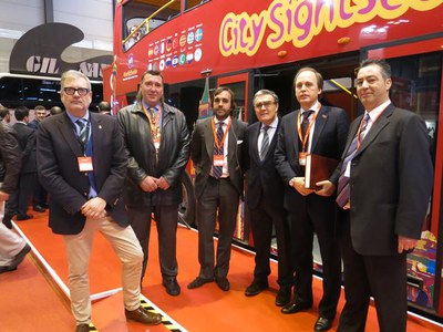 Àngel Ros i Fèlix Larrosa, amb els directius de City Sightseen i Ilertren a FITUR..