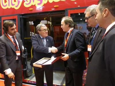 Lliurament de la placa a la Paeria, com a ciutat de la xarxa City Sightseen.