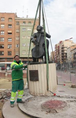 Aquest dimecres els operaris van realitzar el trasllat de la figura que recorda el músic lleidatà.