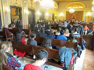 Alumnes de l’Institut de Treball s'interessen pel funcionament del Ple Municipal de la Paeria.