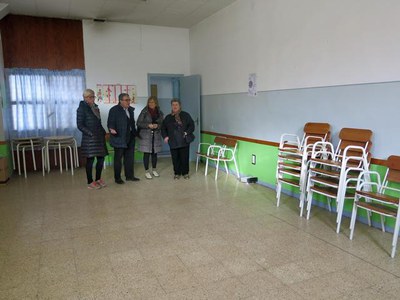 L'alcalde Ros, amb M.Parra i M.Mínguez i la presidenta de l'AV, M.C. Guerrero, en la visita al centre  de reforç pedagògic i escolar per a infants i ….
