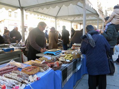 Les parades del Mercat de l’Hort a Taula s’han instal·lat aquest diumenge al matí a la plaça de Sant Joan.