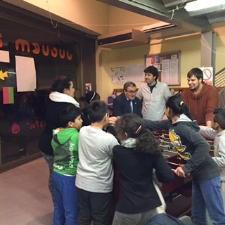 L'alcalde, amb els joves del Centre Pas a Pas..