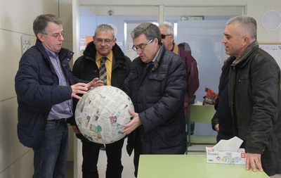 El director de l'Escola El Vilot ha explicat la tècnica amb què els alumnes estan realitzant capgrossos, per mitjà d'un globus i paper de diari..