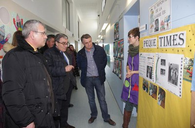 En el recorregut per Sucs l'alcalde ha visitat també l'Escola El Vilot, on recentment l'Ajuntament hi ha instal·lat un tendal..