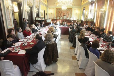 Fotografia de la constitució del Grup Mixt de Responsabilitat Social de la Paeria.