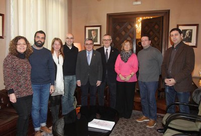 Ros, acompanyat de la tinent d’alcalde i regidora de Cultura, Montse Parra, i el regidor d’Educació i Infància, Jesús Castillo, ha rebut el nou equip….